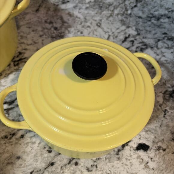 VINTAGE LE CREUSET #B CAST IRON/ENAMEL DUTCH OVEN/LID 2 1/2 QT- YELLOW/GOLD-USED - Picture 12 of 14